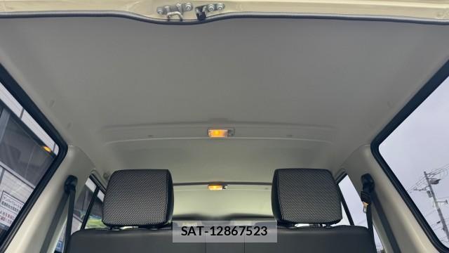 Toyota Land Cruiser 70 2015-06 8281857-15