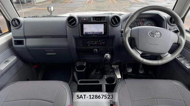 Toyota Land Cruiser 70 2015-06 8281857-2
