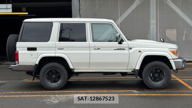 Toyota Land Cruiser 70 2015-06 8281857-3