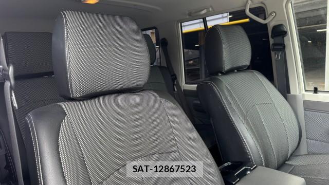 Toyota Land Cruiser 70 2015-06 8281857-5