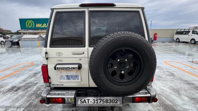 Toyota Land Cruiser 70 2015-02 8281860-1