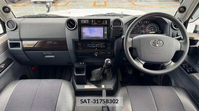 Toyota Land Cruiser 70 2015-02 8281860-2