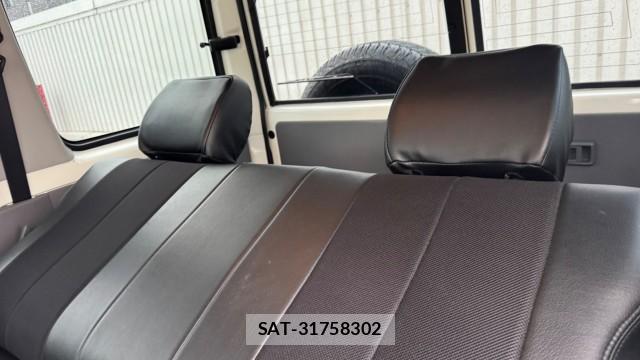 Toyota Land Cruiser 70 2015-02 8281860-5