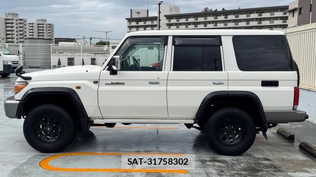 Toyota Land Cruiser 70 2015-02 8281860-7