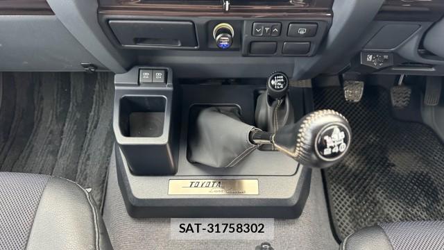 Toyota Land Cruiser 70 2015-02 8281860-8
