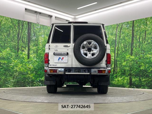 Toyota Land Cruiser 70 2015-03 8282513-14