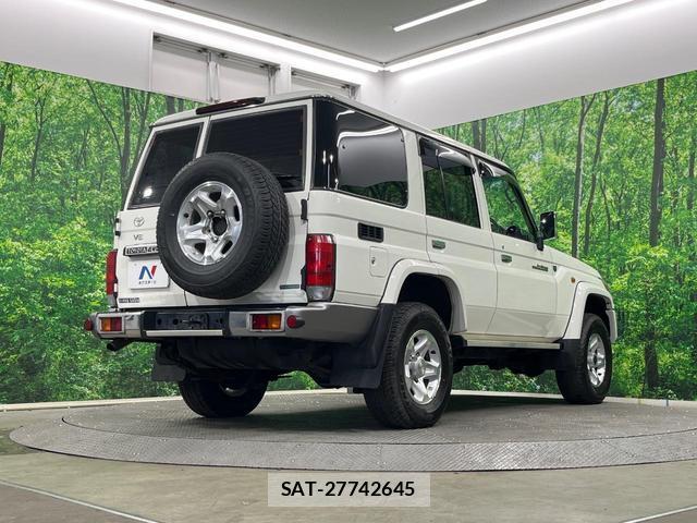 Toyota Land Cruiser 70 2015-03 8282513-16