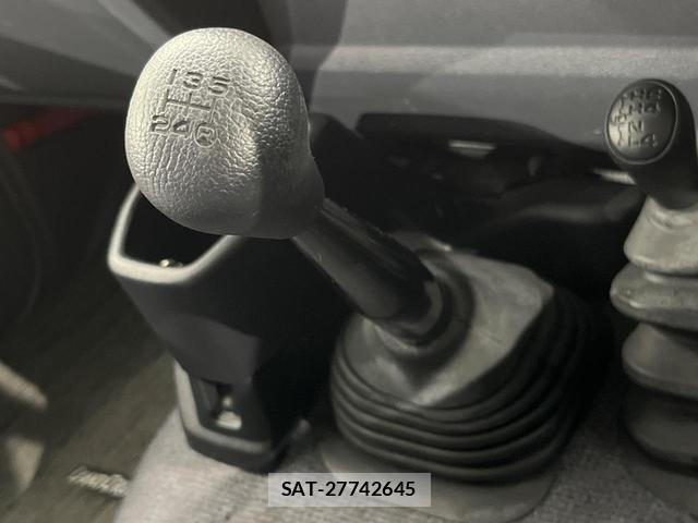 Toyota Land Cruiser 70 2015-03 8282513-4