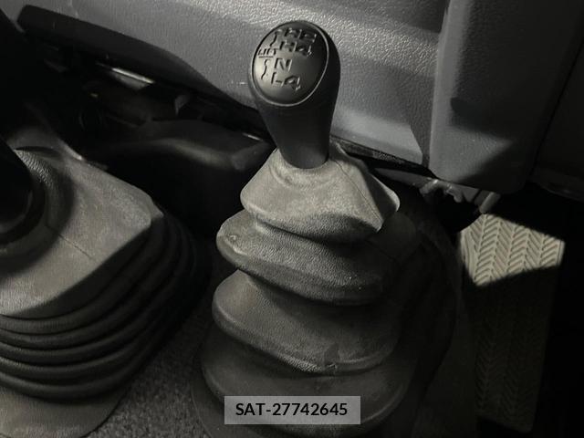 Toyota Land Cruiser 70 2015-03 8282513-5