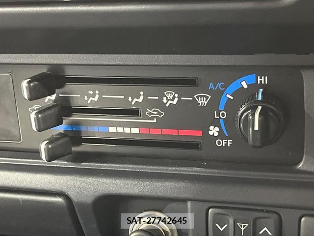 Toyota Land Cruiser 70 2015-03 8282513-6