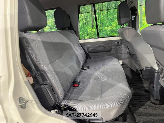 Toyota Land Cruiser 70 2015-03 8282513-8