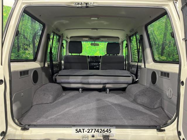 Toyota Land Cruiser 70 2015-03 8282513-9