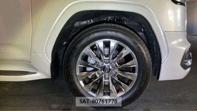 Toyota LAND CRUISER 2025-04 8281104-8