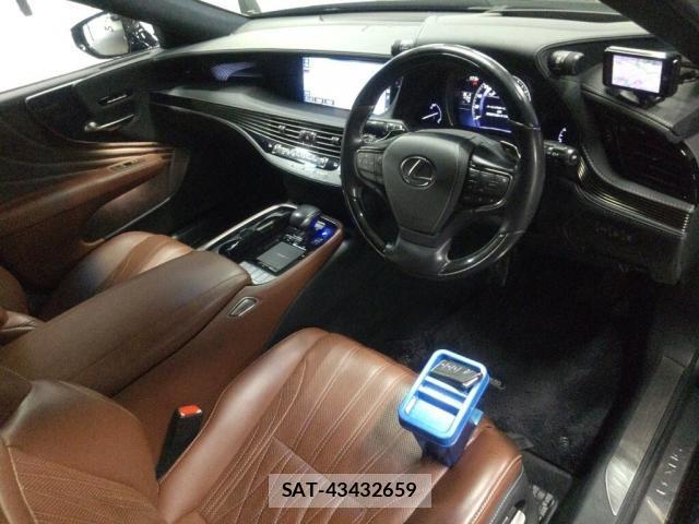 Lexus LS 2018-03 8277460-2