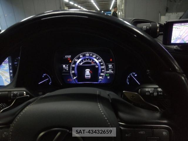 Lexus LS 2018-03 8277460-5
