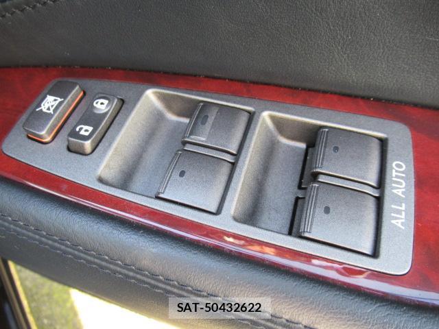 Lexus LS 2011-10 8280834-11
