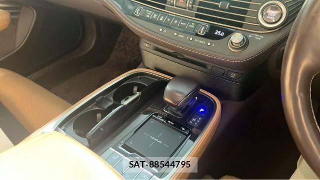 Lexus LS 2019-07 8281386-14