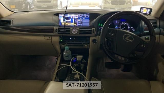 Lexus LS 2013-02 8281396-2