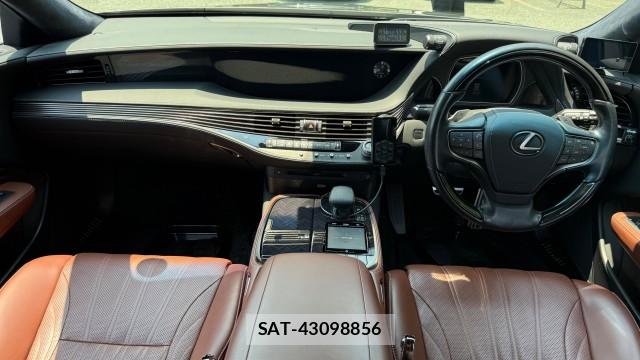 Lexus LS 2019-04 8281682-2