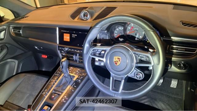 Porsche MACAN 2021-08 8276943-2