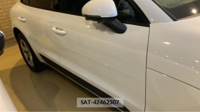 Porsche MACAN 2021-08 8276943-3