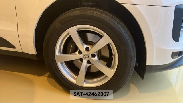 Porsche MACAN 2021-08 8276943-8