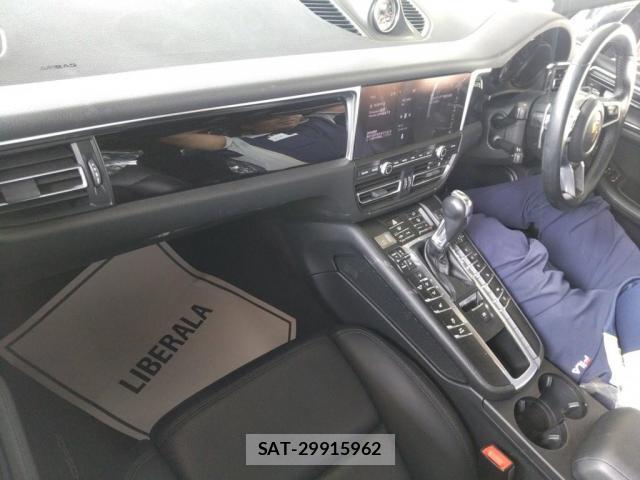 Porsche MACAN 2021-03 8278963-2