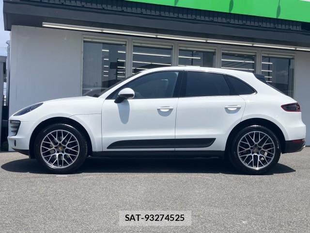 Porsche MACAN 2017-07 8279137-9