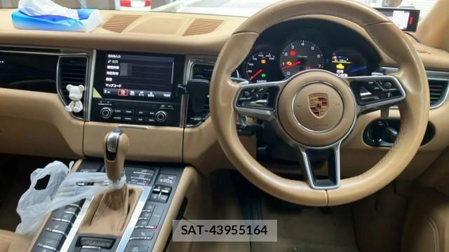 Porsche MACAN 2016-10 8281563-16