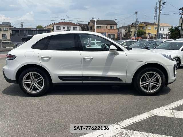 Porsche MACAN 2023-03 8283190-3
