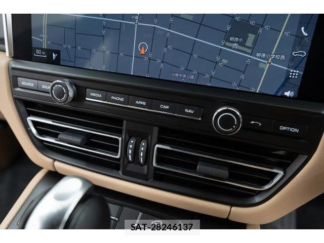Porsche MACAN 2020-06 8283325-18