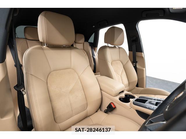 Porsche MACAN 2020-06 8283325-3
