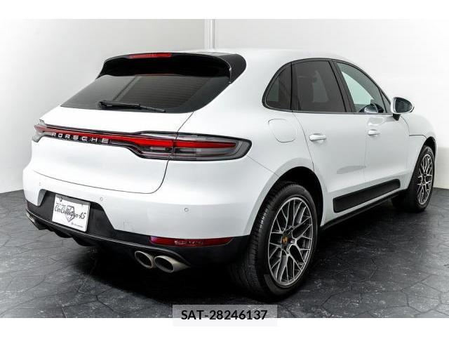 Porsche MACAN 2020-06 8283325-8