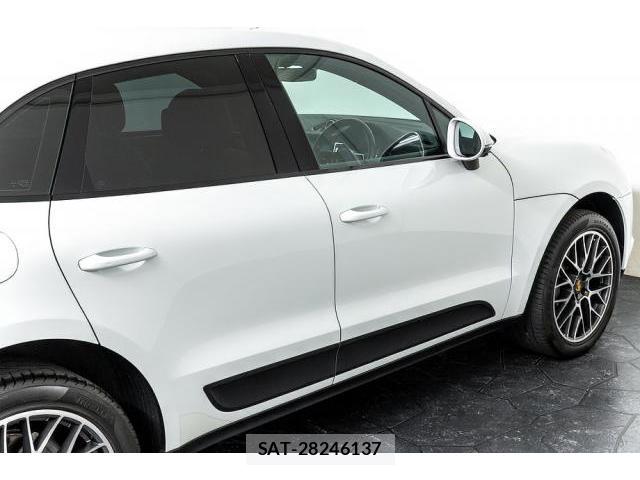 Porsche MACAN 2020-06 8283325-9