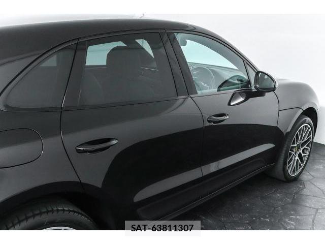 Porsche MACAN 2020-01 8283327-9