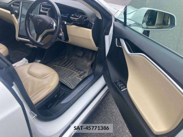 Tesla MODEL S 2015-06 8277495-4