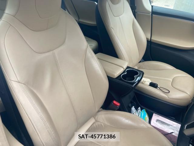 Tesla MODEL S 2015-06 8277495-5