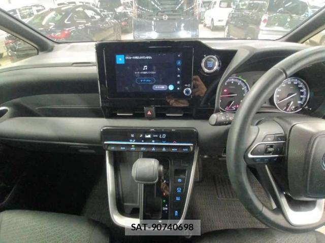 Toyota NOAH 2023-06 8276812-2