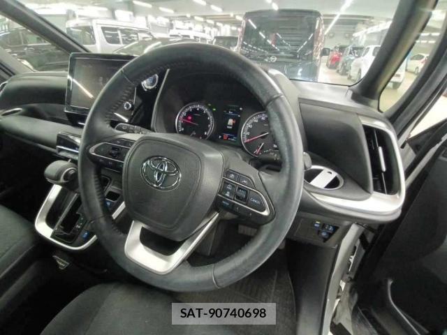 Toyota NOAH 2023-06 8276812-3
