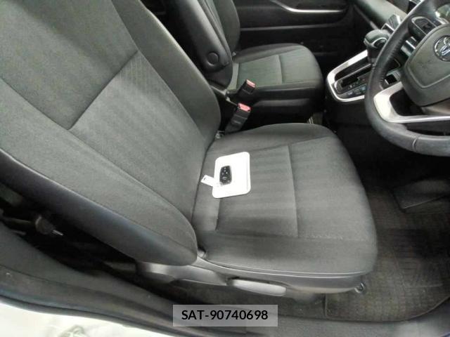 Toyota NOAH 2023-06 8276812-4