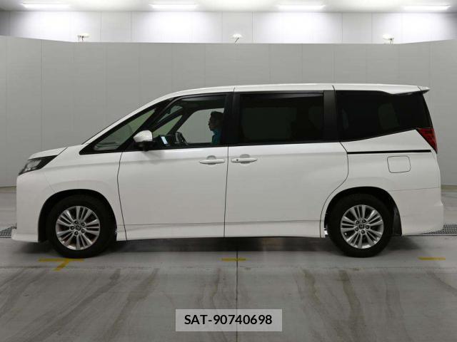 Toyota NOAH 2023-06 8276812-7
