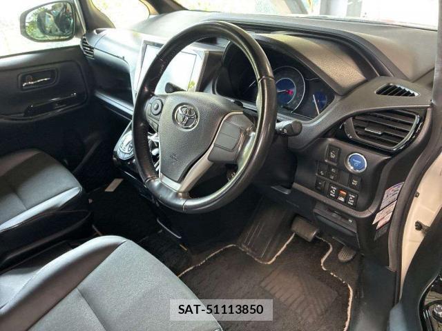 Toyota NOAH 2018-05 8276986-3