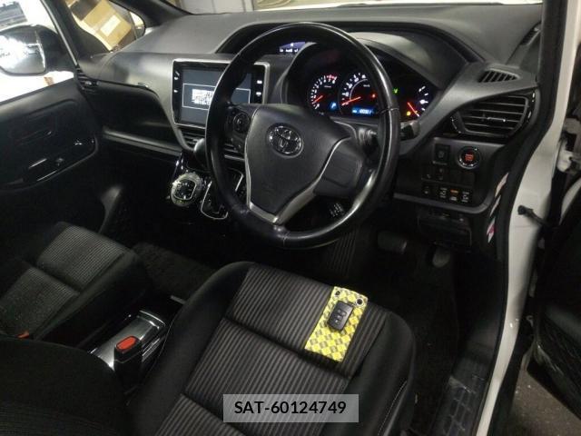 Toyota NOAH 2017-09 8277449-2