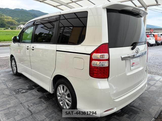 Toyota NOAH 2010-05 8277846-1