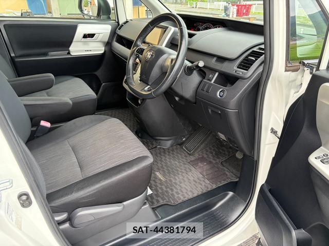 Toyota NOAH 2010-05 8277846-12