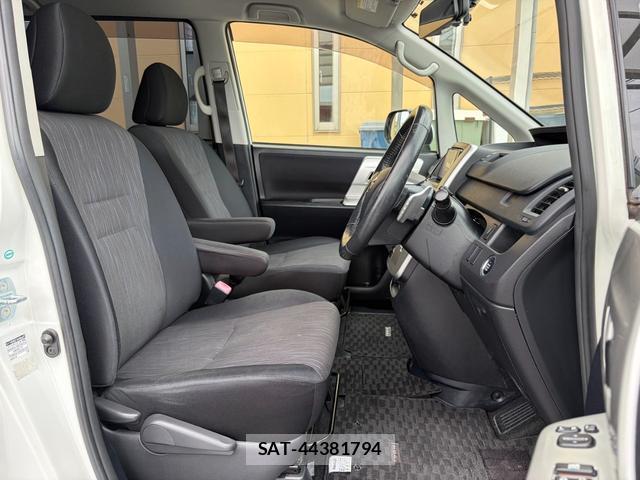 Toyota NOAH 2010-05 8277846-3