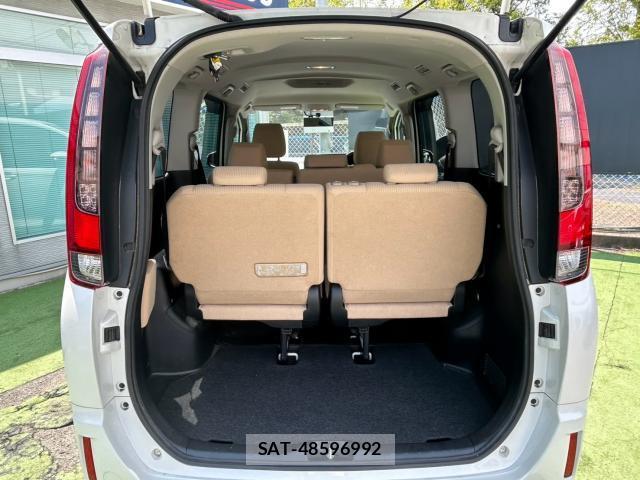 Toyota NOAH 2016-03 8278749-12