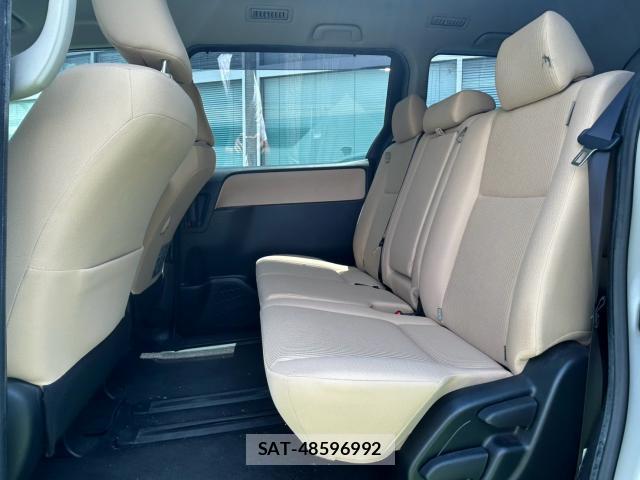 Toyota NOAH 2016-03 8278749-14