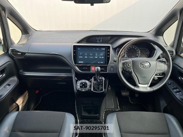Toyota NOAH 2016-10 8278813-1