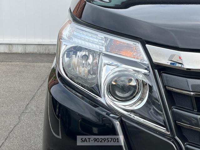 Toyota NOAH 2016-10 8278813-13